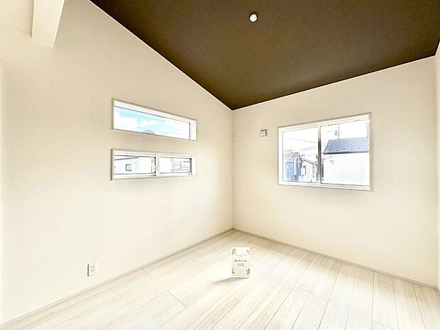 2面採光の洋室。窓から入り込む陽光がお部屋全体を優しく包み込みます!