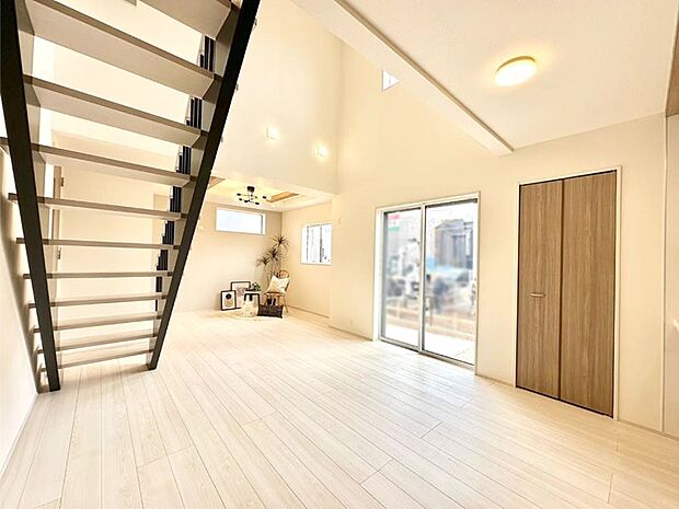 大きな窓からたっぷりの陽光と風を感じられるリビング  