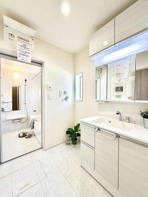 清潔感のある快適空間です。毎日の身支度も気持ち良くお使い頂けます。