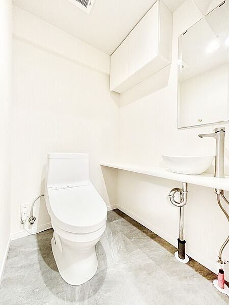 ゆとりのあるトイレスペース！嬉しい手洗器付きです！