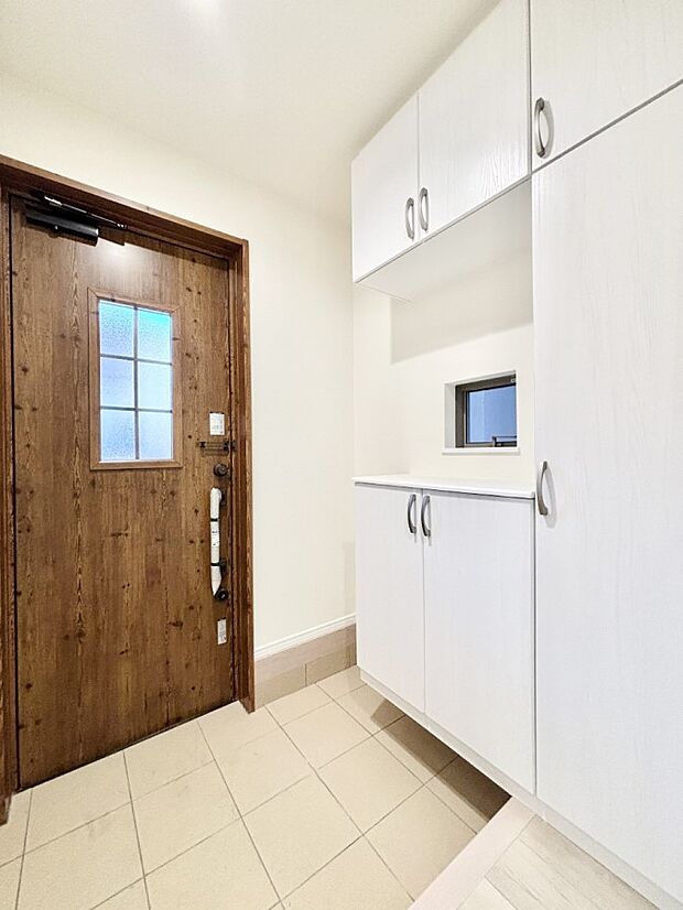 飾り棚を利用して、お越しいただくお客様をおもてなしできます。