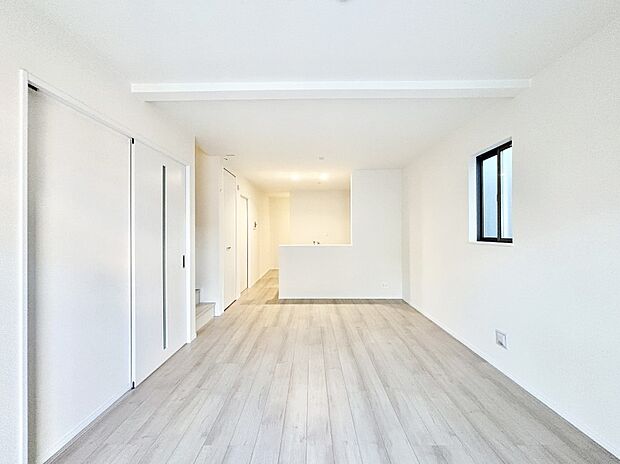 明るい陽光が注ぎ、寛ぎの雰囲気に満たされるリビング・ダイニング。