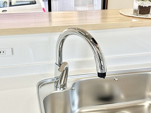 センサーに手をかざすだけで吐水／止水ができるタッチレス水栓　