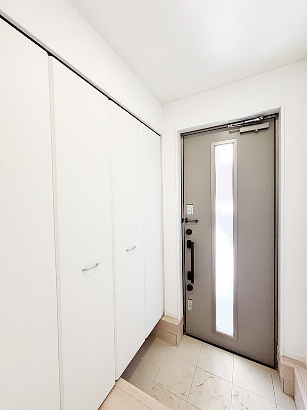 ガラススリットの入った玄関ドアが室内に光を届けてくれます