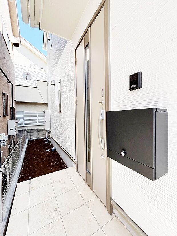 玄関前は雨が降っても濡れにくい屋根付き