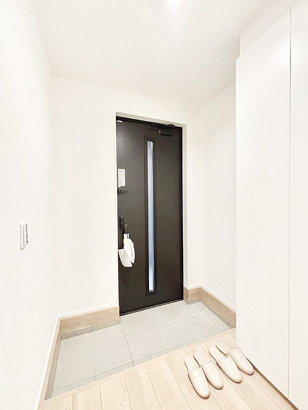 ご家族やお客様を気持ちよくお出迎え！明るい陽光が入り込む玄関。