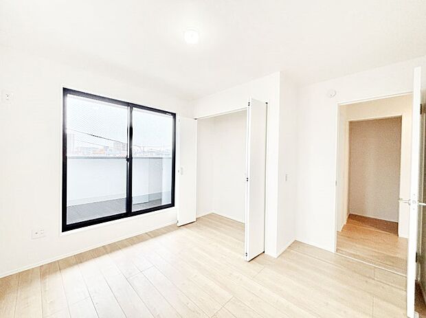 明るいバルコニーサイドに洋室を設置。目覚めの良い寝室に。 