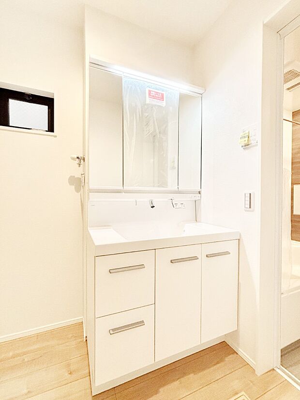 三面鏡キャビネット・シャワー付き洗面化粧台で忙しい朝の身支度もスムーズに！