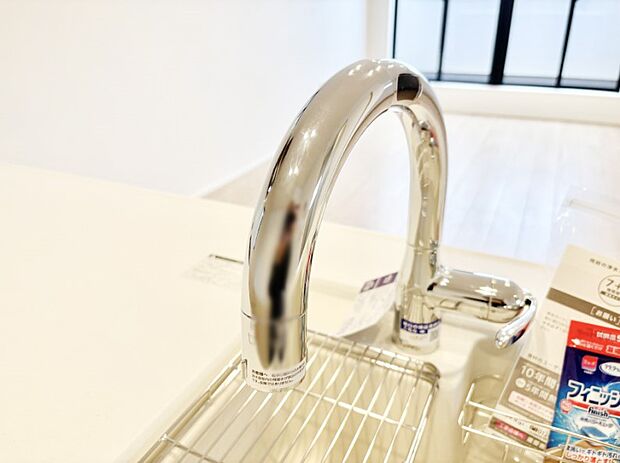 センサーに手をかざすだけで吐水・止水ができるタッチレス水栓