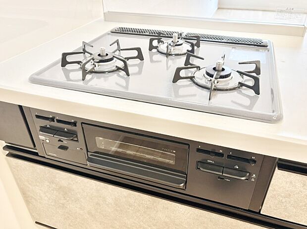 ガスコンロはＳｉセンサー搭載。火力調節や焦げ付き・消し忘れも防いでくれます。