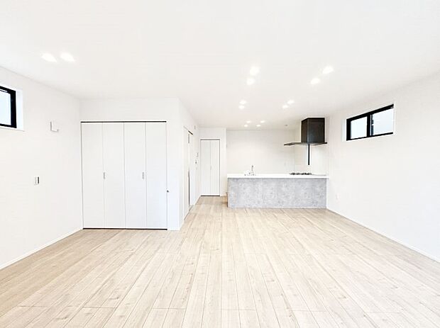 家族の笑顔が自然と生まれてくる、そんな雰囲気のダイニングに仕上がっています。