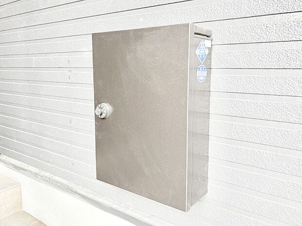大切な郵便物の盗難を防止してくれるダイヤル錠付きのポスト