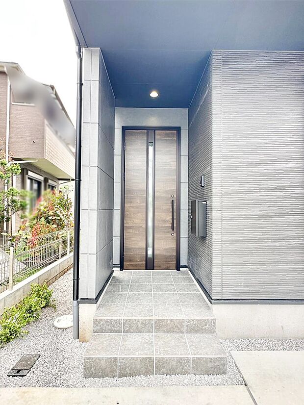 玄関前は屋根付きで雨が降っていても濡れにくいです