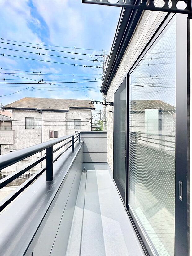 暖かな陽光が降り注ぐバルコニーはお洗濯におすすめ。爽やかな風も心地よいです。