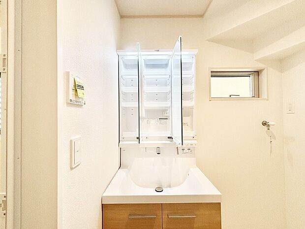 三面鏡の裏に、化粧品や衛生用品などを収納可能。洗面台をすっきりと保ちます!