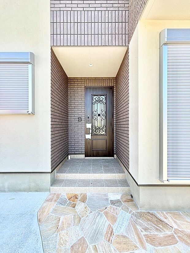 玄関前は雨が降っても濡れにくい屋根付き