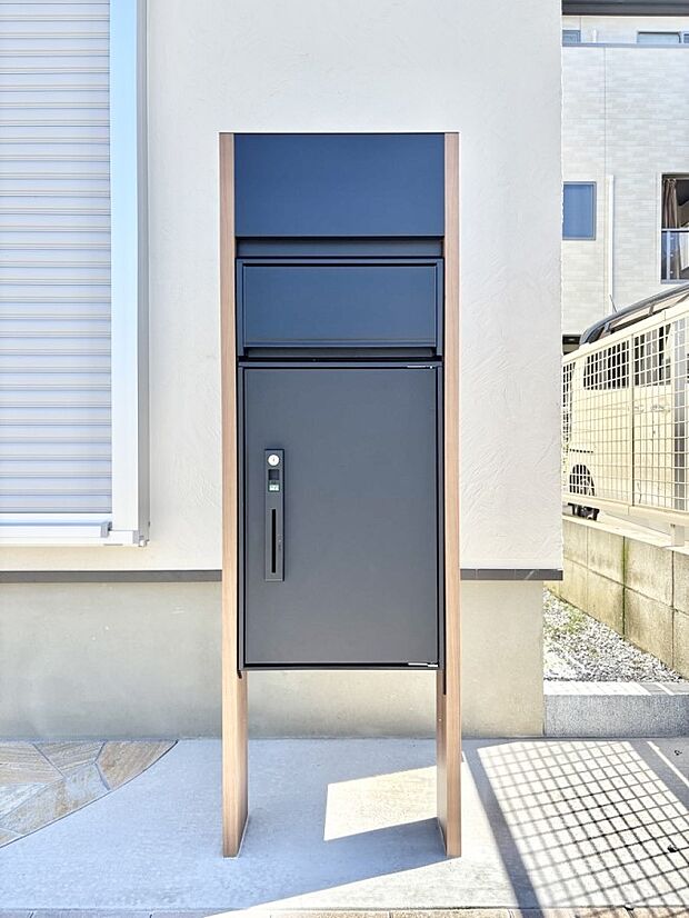 表札・インターホン・ポスト・宅配BOXをひとつに集約。エントランスになじむシンプルデザイン。