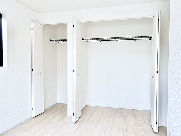 洋室のクローゼット。奥行きがあるので厚手の衣類もすっきり収まります。