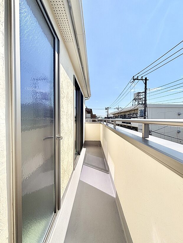 ゆったりバルコニーだから沢山お洗濯ものを干せます。
