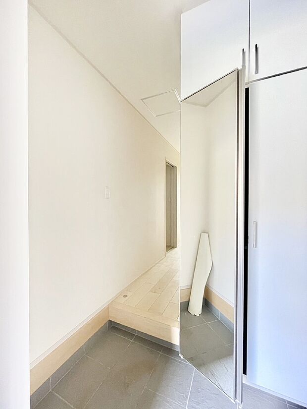 ミラー付きシューズボックスはお出かけ前の身だしなみチェックに便利