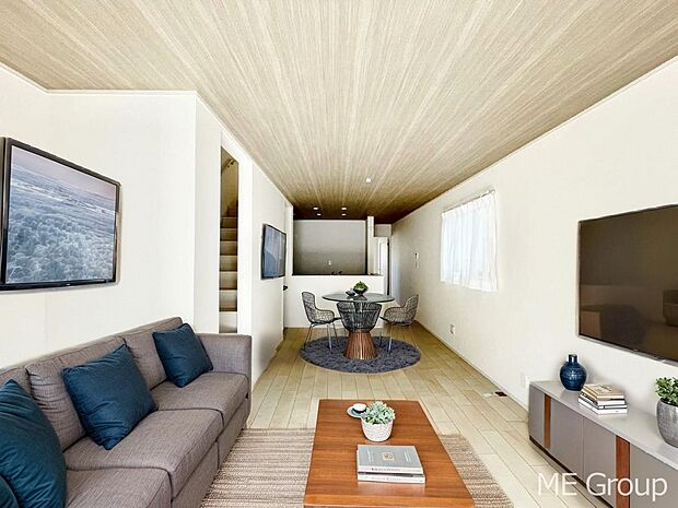 プライバシーも守れる2階リビングは明るく開放感たっぷり ※家具はCGです