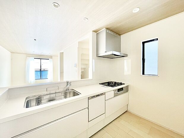 リビングで遊ぶお子様を見守りながらお料理ができる対面キッチン