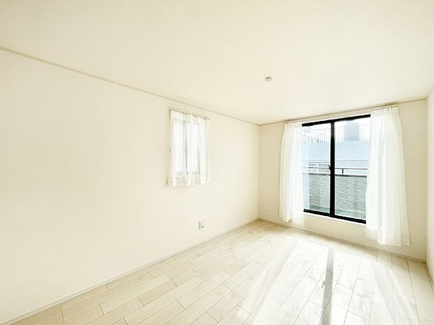 明るいバルコニーサイドに洋室を設置。目覚めの良い寝室に。