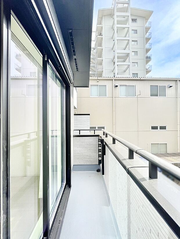 広々バルコニーでお洗濯物が気持ちよく乾きます。