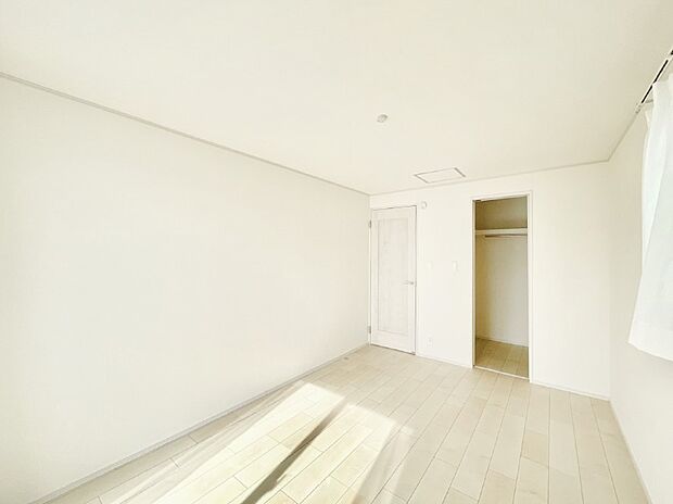 ウォークインクローゼットがあるお部屋!季節ごとの入れ替えも不要で便利です。