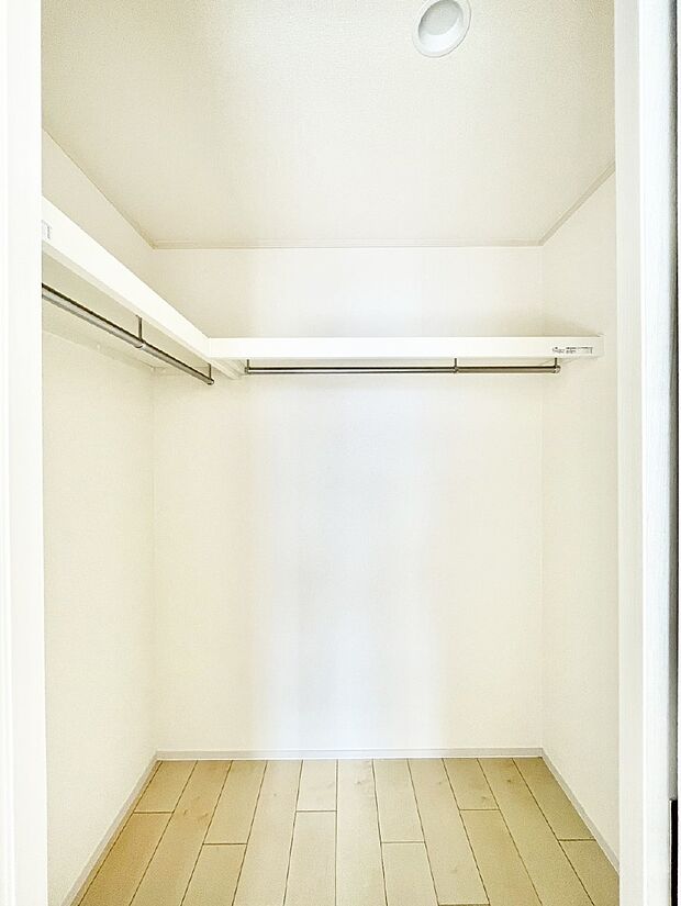 ウォークインクローゼット付きで生活空間を広く利用できます。