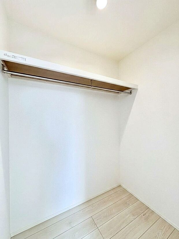 ウォークインクローゼット付きで生活空間を広く利用できます。
