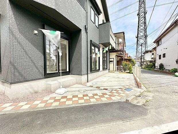 2台（車種による）駐車可！ご家族みんなの自転車も置ける広々カースペース。