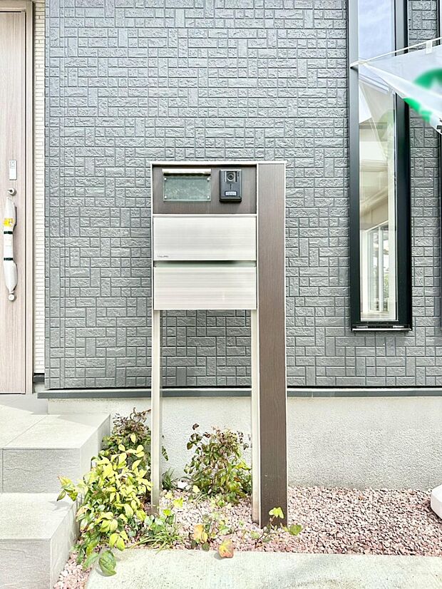 表札・インターホン・ポストをひとつに集約。エントランスになじむシンプルデザイン。
