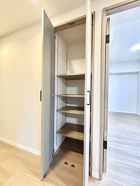廊下収納。掃除道具や季節の小物を収納することができます。