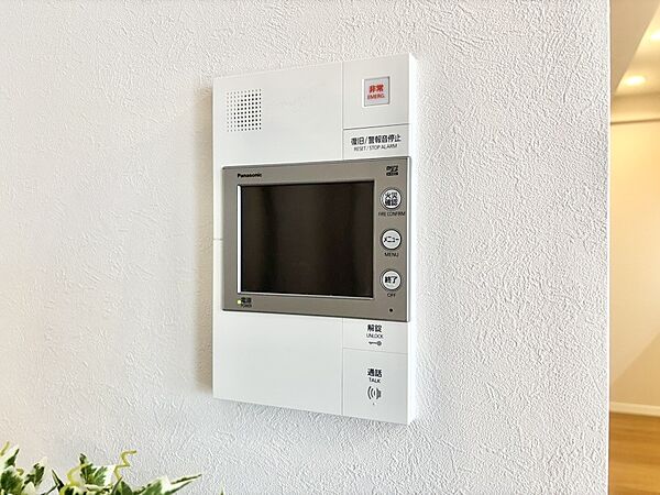訪問者が一目でわかる安心のＴＶモニター付きインターホン。
