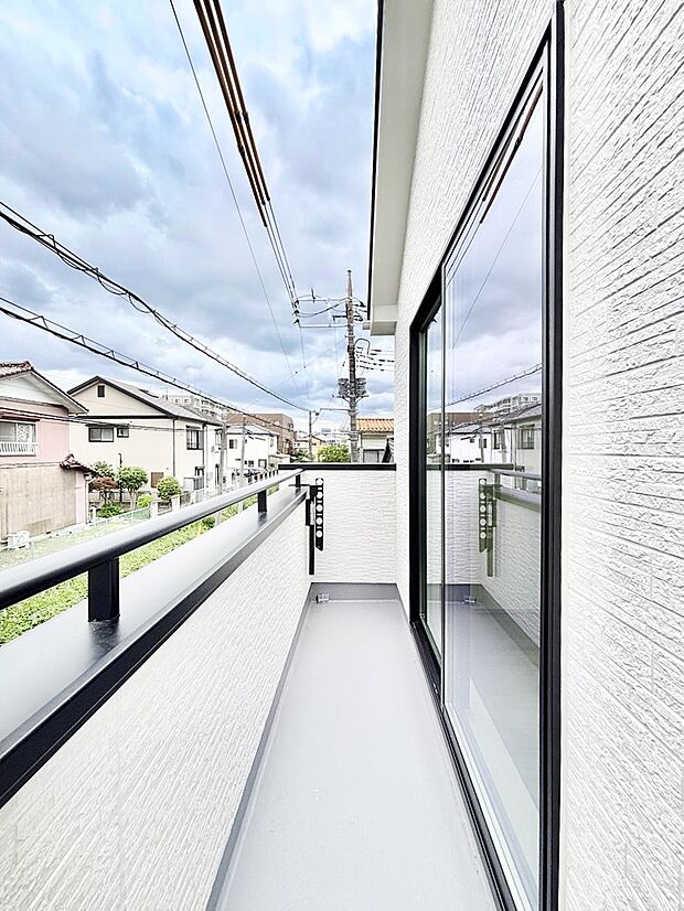 暖かな陽光が降り注ぐバルコニーはお洗濯におすすめ。爽やかな風も心地よいです。
