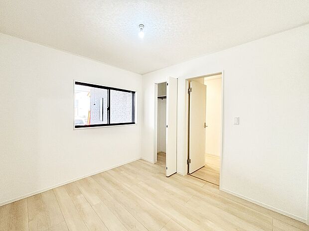 窓からのやさしい光が心地よいプライベートルーム