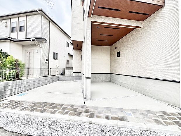目の前が駐車場だと雨の日も大量にお買い物をした時も便利ですね