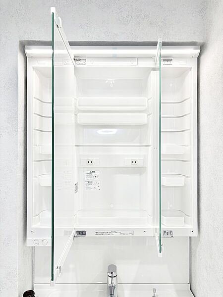 三面鏡の裏に、化粧品や衛生用品などを収納可能。洗面台をすっきりと保ちます！
