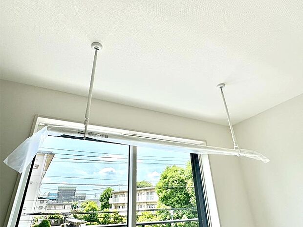 室内物干しポール。梅雨や花粉の時期に大活躍します。