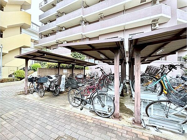 駐輪場は屋根付き