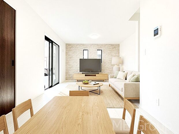 ご家族の賑やかな話し声で包まれる明るいリビング ※家具はCGです