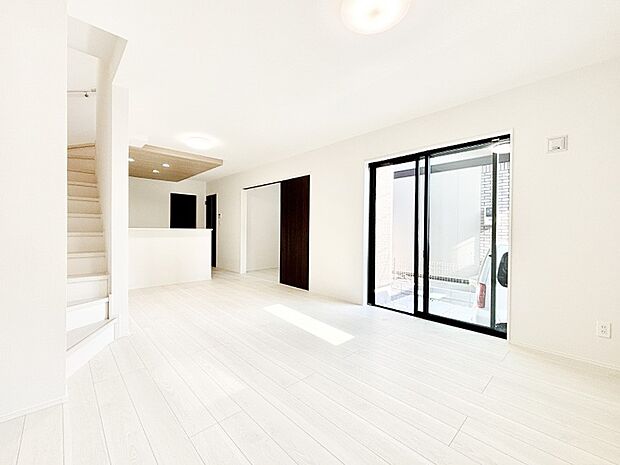 明るい陽光が注ぎ、寛ぎの雰囲気に満たされるリビングダイニング