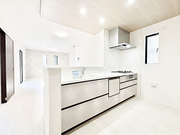 ご家族の会話弾む対面キッチン。お料理中のパパママもご家族と過ごす時間が増えそう!