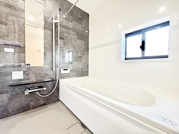 落ち着きのあるダークカラーを基調にしたバスルームで1日の疲れをリフレッシュ!