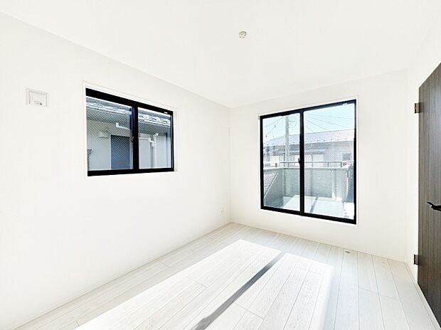 明るいバルコニーサイドに洋室を設置。目覚めの良い寝室に。