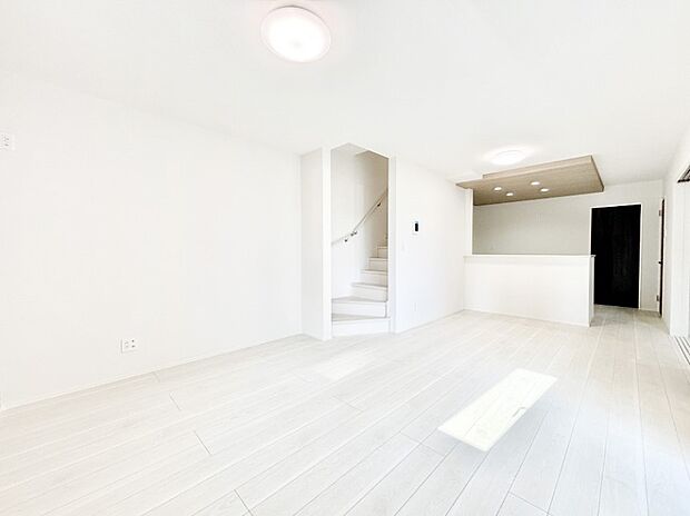 家族の笑顔が自然と生まれてくる、そんな雰囲気のダイニングに仕上がっています。