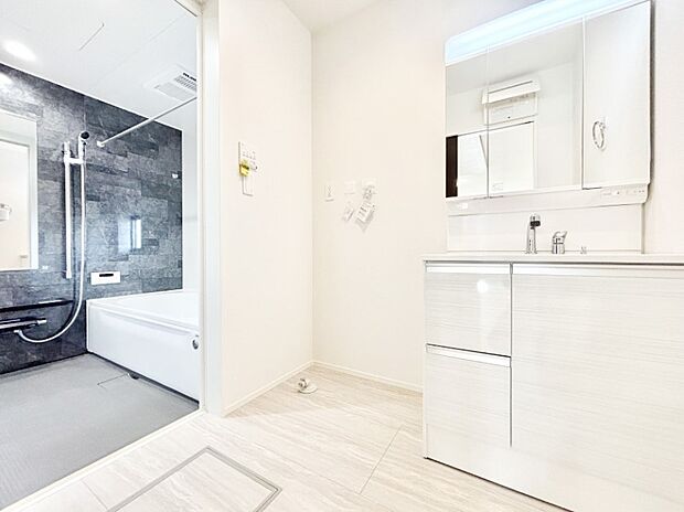 清潔感のある快適空間です。毎日の身支度も気持ち良くお使い頂けます。