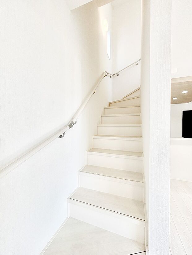 ご家族間のコミュニケーションが深まるリビングイン階段を採用しました