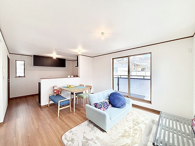 自然光が取り込まれ、家族団らんの場所を明るく演出